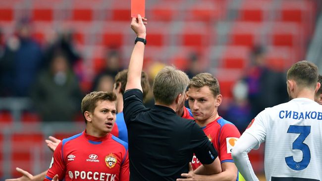 Главный судья Сергей Лапочкин показывает красную карточку игроку ПФК ЦСКА Марио Фернандесу Главный судья Сергей Лапочкин показывает красную карточку игроку ПФК ЦСКА Марио Фернандесу