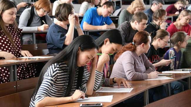 Участники ежегодной образовательной акции по проверке грамотности Тотальный диктант-2019