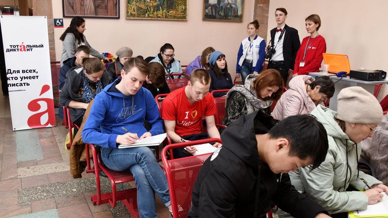 Участники ежегодной образовательной акции по проверке грамотности Тотальный диктант-2019 в зале ожидания на железнодорожном вокзале Чита-2 Участники ежегодной образовательной акции по проверке грамотности Тотальный диктант-2019 в зале ожидания на железнодорожном вокзале Чита-2