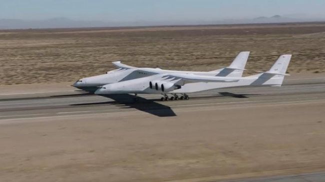 Двухфюзеляжный шестимоторный самолет, созданный компанией Stratolaunch Systems Двухфюзеляжный шестимоторный самолет, созданный компанией Stratolaunch Systems