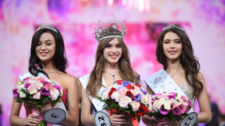 Слева направо: первая Вице-мисс Россия 2019 Арина Верина (Екатеринбург), Мисс Россия 2019 Алина Санько (Азов) и вторая Вице-мисс Россия 2019 Ралина Арабова (Республика Татарстан) Слева направо: первая Вице-мисс Россия 2019 Арина Верина (Екатеринбург), Мисс Россия 2019 Алина Санько (Азов) и вторая Вице-мисс Россия 2019 Ралина Арабова (Республика Татарстан)