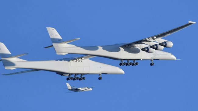 Самый большой в мире самолет, построенный покойной компанией Пола Аллена Stratolaunch Systems, совершает свой первый испытательный полет в Мохаве. 13 апреля 2019
