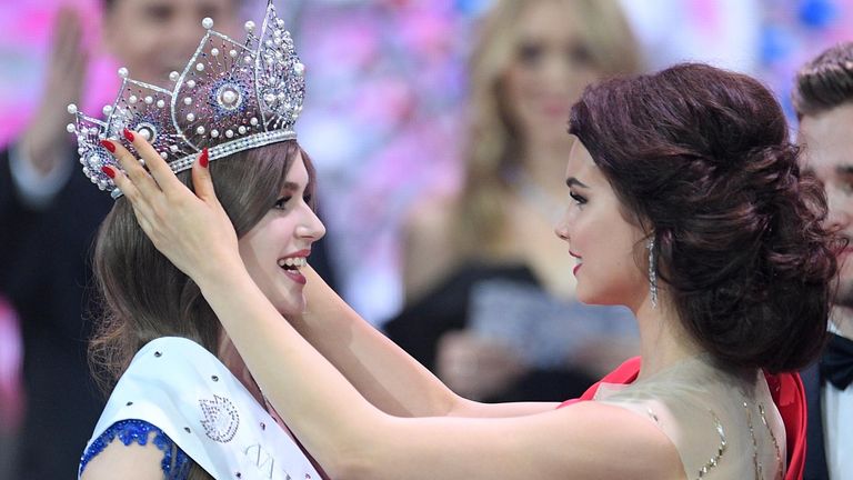 Слева направо: Мисс Россия 2019 Алина Санько и Мисс Россия 2018 Юлия Полячихина на церемонии награждения финалисток конкурса Мисс Россия 2019 в Barvikha Luxury Village. 13 апреля 2019 Слева направо: Мисс Россия 2019 Алина Санько и Мисс Россия 2018 Юлия Полячихина на церемонии награждения финалисток конкурса Мисс Россия 2019 в Barvikha Luxury Village. 13 апреля 2019