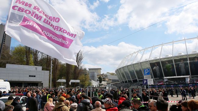 Участники акции в поддержку Петра Порошенко в Киеве. 14 апреля 2019 Участники акции в поддержку Петра Порошенко в Киеве. 14 апреля 2019