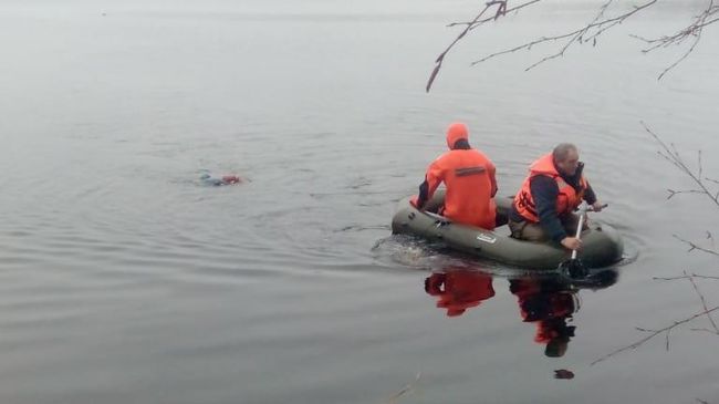 Спасатели на месте происшествия, где лодка с рыбаками перевернулась в Егорьевске Московской области. 14 апреля 2019 Спасатели на месте происшествия, где лодка с рыбаками перевернулась в Егорьевске Московской области. 14 апреля 2019