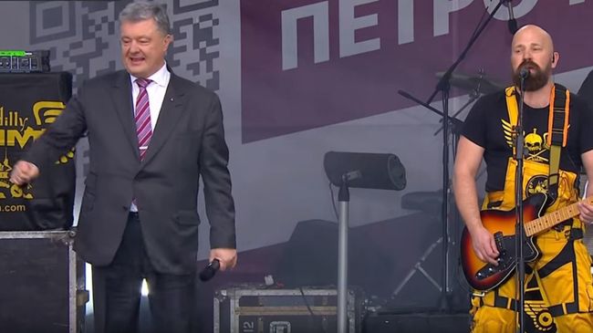 Президент Украины Петр Порошенко танцует на митинге своих сторонников в Киеве Президент Украины Петр Порошенко танцует на митинге своих сторонников в Киеве