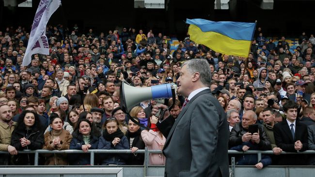 Президент Украины Петр Порошенко выступает на стадионе Олимпийский в Киеве Президент Украины Петр Порошенко выступает на стадионе Олимпийский в Киеве