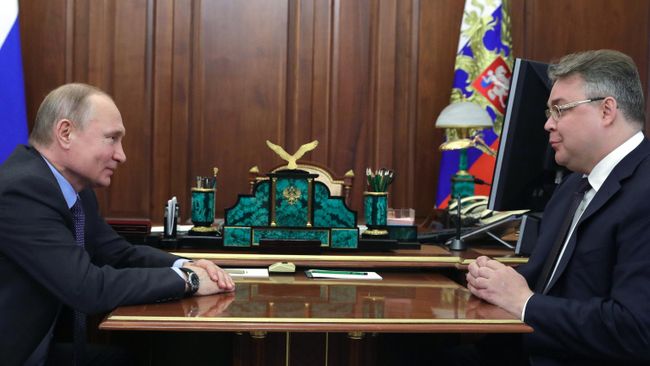 Президент РФ Владимир Путин и губернатор Ставропольского края Владимир Владимиров во время встречи. 15 апреля 2019 Президент РФ Владимир Путин и губернатор Ставропольского края Владимир Владимиров во время встречи. 15 апреля 2019