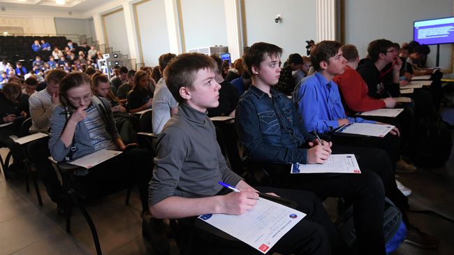 Посетители павильона Космос на ВДНХ пишут Космический диктант в рамках мероприятий, посвященных Дню космонавтики Посетители павильона Космос на ВДНХ пишут Космический диктант в рамках мероприятий, посвященных Дню космонавтики