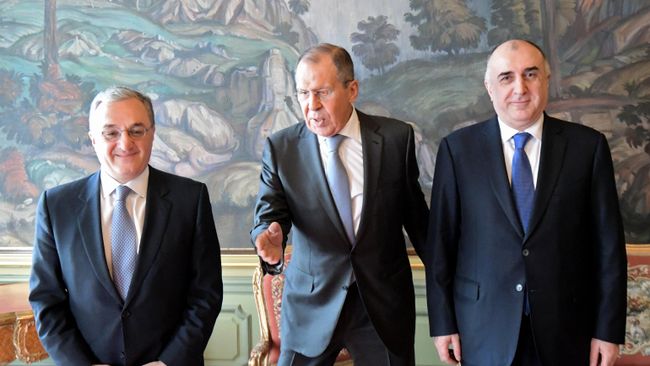 Министр иностранных дел РФ Сергей Лавров, министр иностранных дел Азербайджана Эльмар Мамедъяров (справа) и министр иностранных дел Армении Зограб Мнацаканян во время встречи в Москве