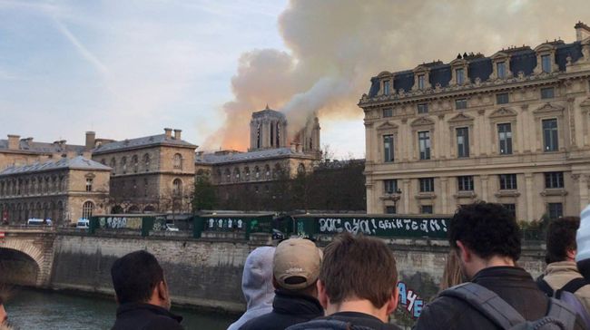 Пожар в соборе Парижской Богоматери Пожар в соборе Парижской Богоматери