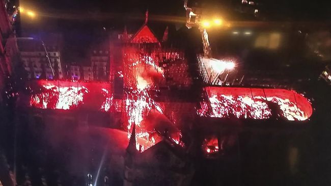 Пожар в соборе Парижской Богоматери, вид с воздуха Пожар в соборе Парижской Богоматери, вид с воздуха