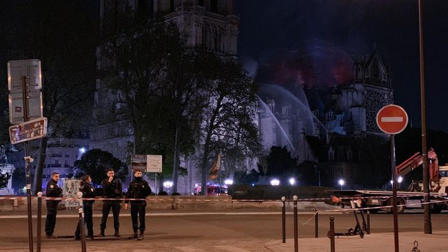 Пожар в соборе Парижской Богоматери Пожар в соборе Парижской Богоматери