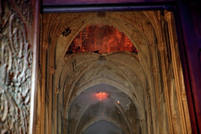 Пожар в соборе Парижской Богоматери