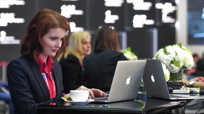 Девушка работает за компьютером