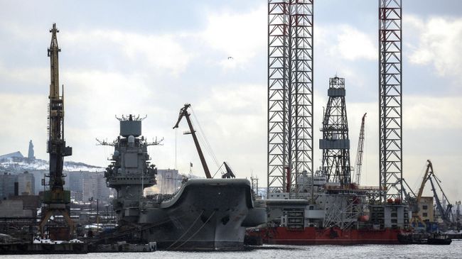 Тяжелый авианесущий крейсер Адмирал Флота Советского Союза Кузнецов на причале 35-го судоремонтного завода в Мурманской области Тяжелый авианесущий крейсер Адмирал Флота Советского Союза Кузнецов на причале 35-го судоремонтного завода в Мурманской области