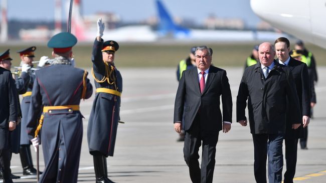 Президент Таджикистана Эмомали Рахмон, во время церемонии встречи в аэропорту Внуково-2. 16 апреля 2019 Президент Таджикистана Эмомали Рахмон, во время церемонии встречи в аэропорту Внуково-2. 16 апреля 2019