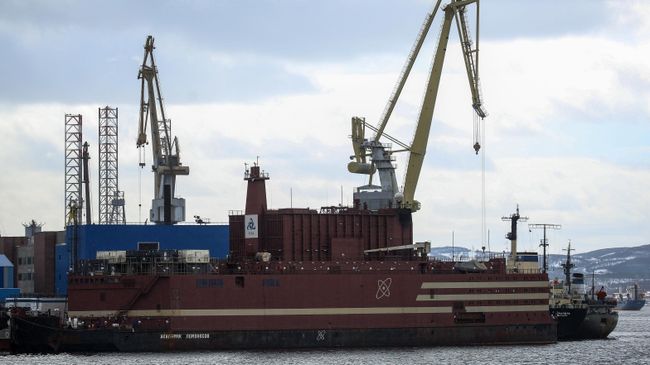 Плавучая атомная теплоэлектростанция Академик Ломоносов на базе Росатомфлота в Кольском заливе Плавучая атомная теплоэлектростанция Академик Ломоносов на базе Росатомфлота в Кольском заливе