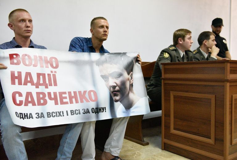 Сторонники депутата Верховной рады Украины Надежды Савченко на заседании Шевченковского районного суда в Киеве. Архивное фото Сторонники депутата Верховной рады Украины Надежды Савченко на заседании Шевченковского районного суда в Киеве. Архивное фото