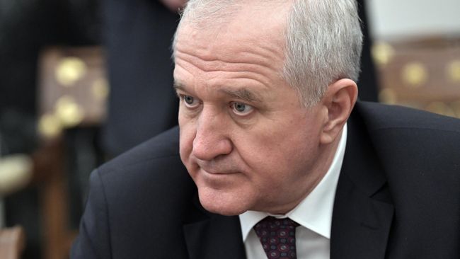 Руководитель Федеральной таможенной службы Владимир Булавин перед началом расширенного совещания президента РФ Владимира Путина с постоянными членами Совета безопасности РФ. 16 апреля 2019 Руководитель Федеральной таможенной службы Владимир Булавин перед началом расширенного совещания президента РФ Владимира Путина с постоянными членами Совета безопасности РФ. 16 апреля 2019