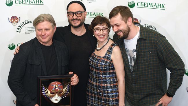 Хореограф-постановщик Юрий Посохов, режиссер Кирилл Серебренников, художник по свету Александр Сиваев на XXV церемонии вручения театральной премии Золотая Маска Хореограф-постановщик Юрий Посохов, режиссер Кирилл Серебренников, художник по свету Александр Сиваев на XXV церемонии вручения театральной премии Золотая Маска