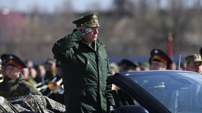 Главнокомандующий сухопутными войсками МО РФ генерал-полковник Олег Салюков на российском кабриолете Aurus во время репетиции парада Победы на военном полигоне Алабино. 17 апреля 2019 Главнокомандующий сухопутными войсками МО РФ генерал-полковник Олег Салюков на российском кабриолете Aurus во время репетиции парада Победы на военном полигоне Алабино. 17 апреля 2019