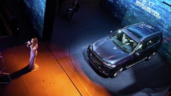 Автомобиль BMW X7 на автосалоне в Шанхае Автомобиль BMW X7 на автосалоне в Шанхае