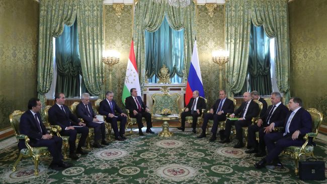 Владимир Путин и президент Таджикистана Эмомали Рахмон во время встречи. 17 апреля 2019 Владимир Путин и президент Таджикистана Эмомали Рахмон во время встречи. 17 апреля 2019