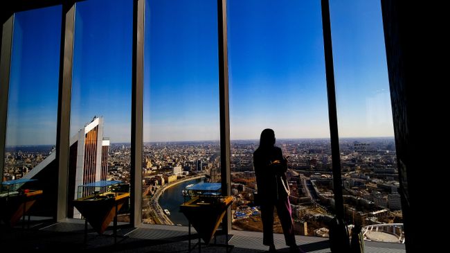 Посетительница смотровой площадки PANORAMA360, расположенной на 89-м этаже башни Федерации международного делового центра Москва-Сити Посетительница смотровой площадки PANORAMA360, расположенной на 89-м этаже башни Федерации международного делового центра Москва-Сити