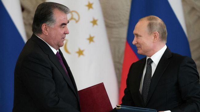Президент РФ Владимир Путин и президент Таджикистана Эмомали Рахмон во время встречи. 17 апреля 2019 Президент РФ Владимир Путин и президент Таджикистана Эмомали Рахмон во время встречи. 17 апреля 2019