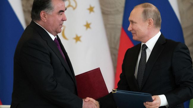 Президент РФ Владимир Путин и президент Таджикистана Эмомали Рахмон во время встречи. 17 апреля 2019 Президент РФ Владимир Путин и президент Таджикистана Эмомали Рахмон во время встречи. 17 апреля 2019