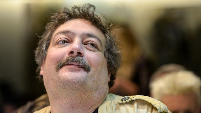 Литератор Дмитрий Быков перед началом своего выступления на пионерских чтениях журнала Русский пионер