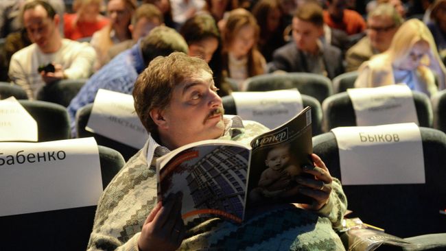Писатель и журналист Дмитрий Быков перед началом пионерских чтений журнала Русский пионер Писатель и журналист Дмитрий Быков перед началом пионерских чтений журнала Русский пионер