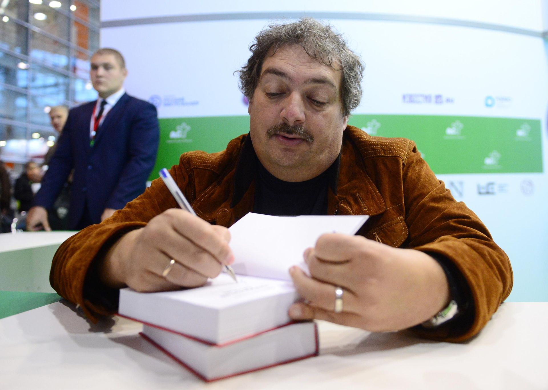 Писатель Дмитрий Быков на 30-й Московской международной книжной выставке-ярмарке Писатель Дмитрий Быков на 30-й Московской международной книжной выставке-ярмарке - РИА Новости, 1920, 19.12.2023