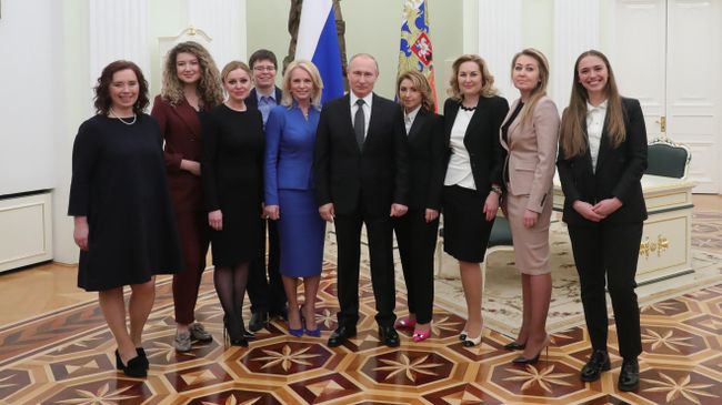 Президент РФ Владимир Путин во время встречи с выпускниками второго потока программы развития управленческого кадрового резерва. 17 апреля 2019 Президент РФ Владимир Путин во время встречи с выпускниками второго потока программы развития управленческого кадрового резерва. 17 апреля 2019