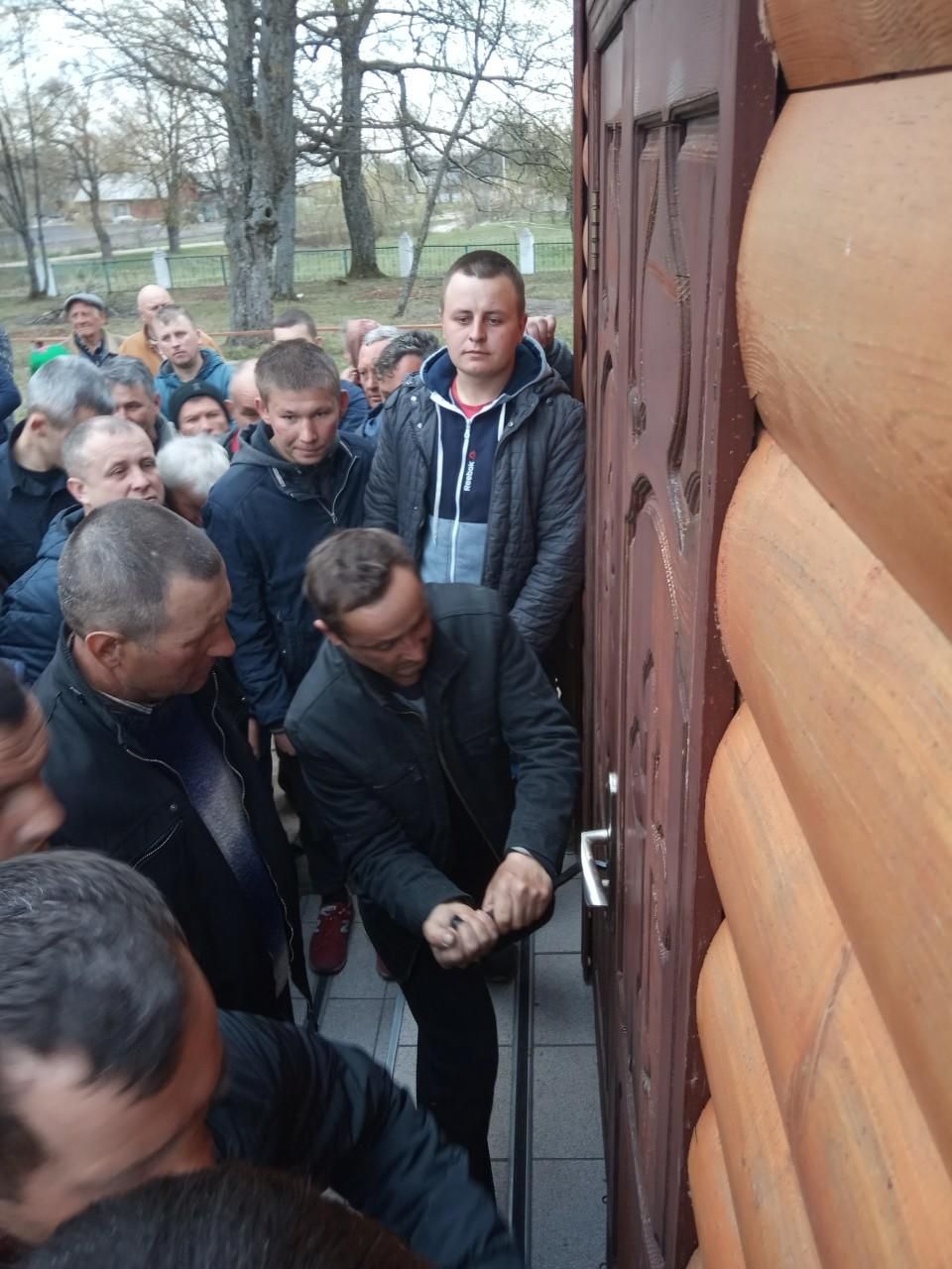 Активисты ПЦУ во время взлома двери церкви УПЦ в селе Полесское. 17 апреля 2019 - РИА Новости, 1920, 22.11.2022