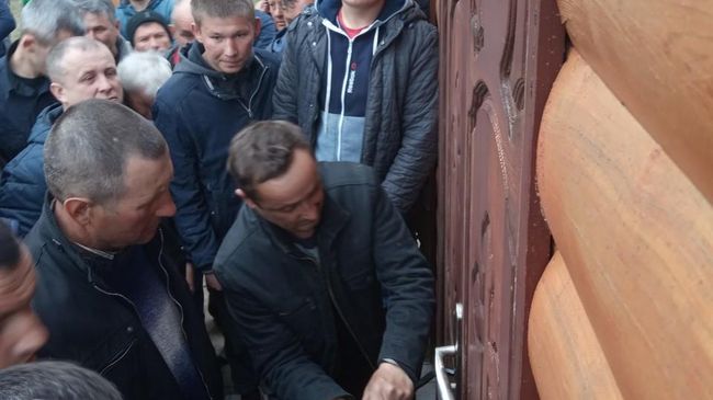 Активисты ПЦУ во время взлома двери церкви УПЦ в селе Полесское. 17 апреля 2019 Активисты ПЦУ во время взлома двери церкви УПЦ в селе Полесское. 17 апреля 2019