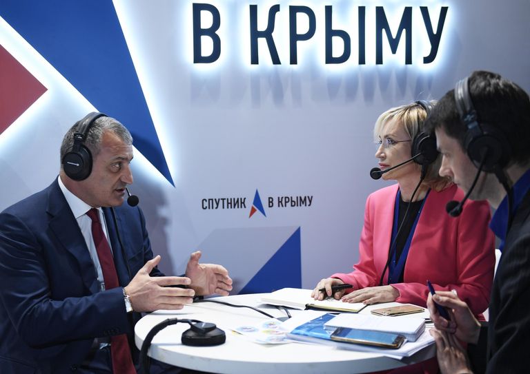 Президент Республики Южная Осетия Анатолий Бибилов дает интервью на стенде Спутник в Крыму