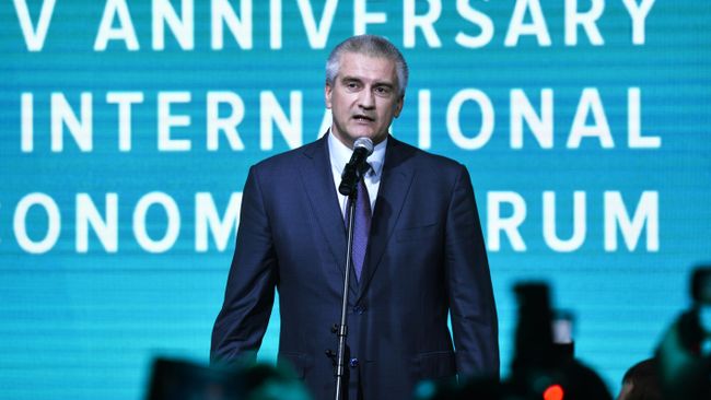Глава Республики Крым Сергей Аксёнов во время выступления на Ялтинском международном экономическом форуме. Глава Республики Крым Сергей Аксёнов во время выступления на Ялтинском международном экономическом форуме.