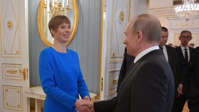 Президент РФ Владимир Путин и президент Эстонии Керсти Кальюлайд во время прощания после российско-эстонских переговоров Президент РФ Владимир Путин и президент Эстонии Керсти Кальюлайд во время прощания после российско-эстонских переговоров