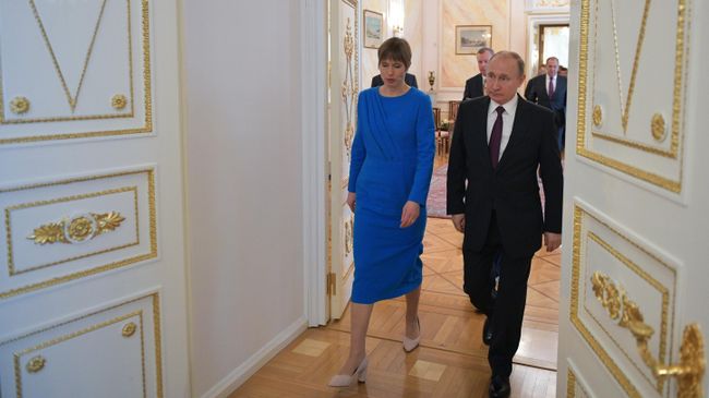 Президент РФ Владимир Путин и президент Эстонии Керсти Кальюлайд во время прощания после российско-эстонских переговоров Президент РФ Владимир Путин и президент Эстонии Керсти Кальюлайд во время прощания после российско-эстонских переговоров