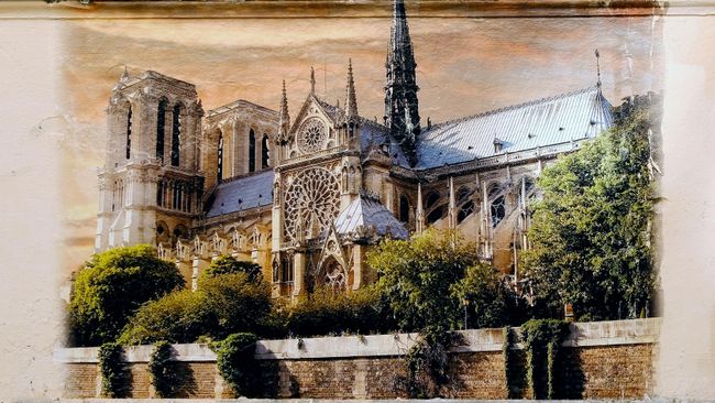 Фреска с изображением собора Парижской Богоматери на стене в переулке Радищева, Санкт-Петербург Фреска с изображением собора Парижской Богоматери на стене в переулке Радищева, Санкт-Петербург