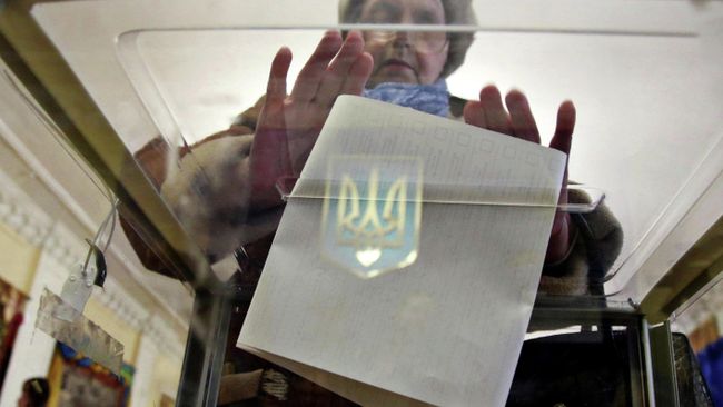 Женщина голосует на избирательном участке во время президентских выборов в Киеве, Украине Женщина голосует на избирательном участке во время президентских выборов в Киеве, Украине