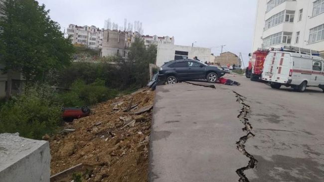 В Нахимовском районе Севастополя четыре машины упали в провал возле многоэтажного дома. 19 апреля 2019