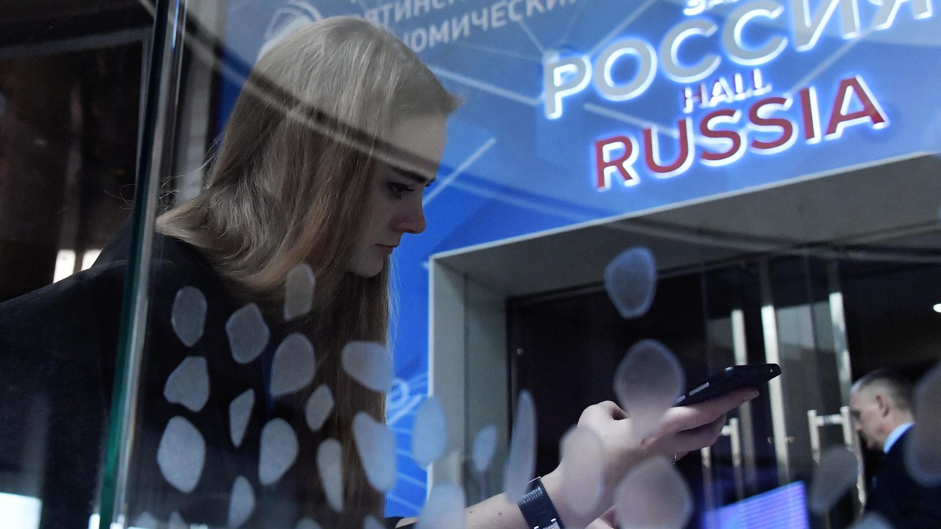 Девушка сидит за столиком у входа в зал Россия в отеле Мрия Резорт&СПА, где проходит Ялтинский международный экономический форум - РИА Новости, 1920, 07.05.2021