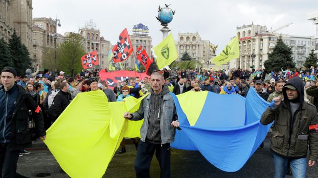 Сторонники президента Украины Петра Порошенко в Киеве. 19 апреля 2019 Сторонники президента Украины Петра Порошенко в Киеве. 19 апреля 2019