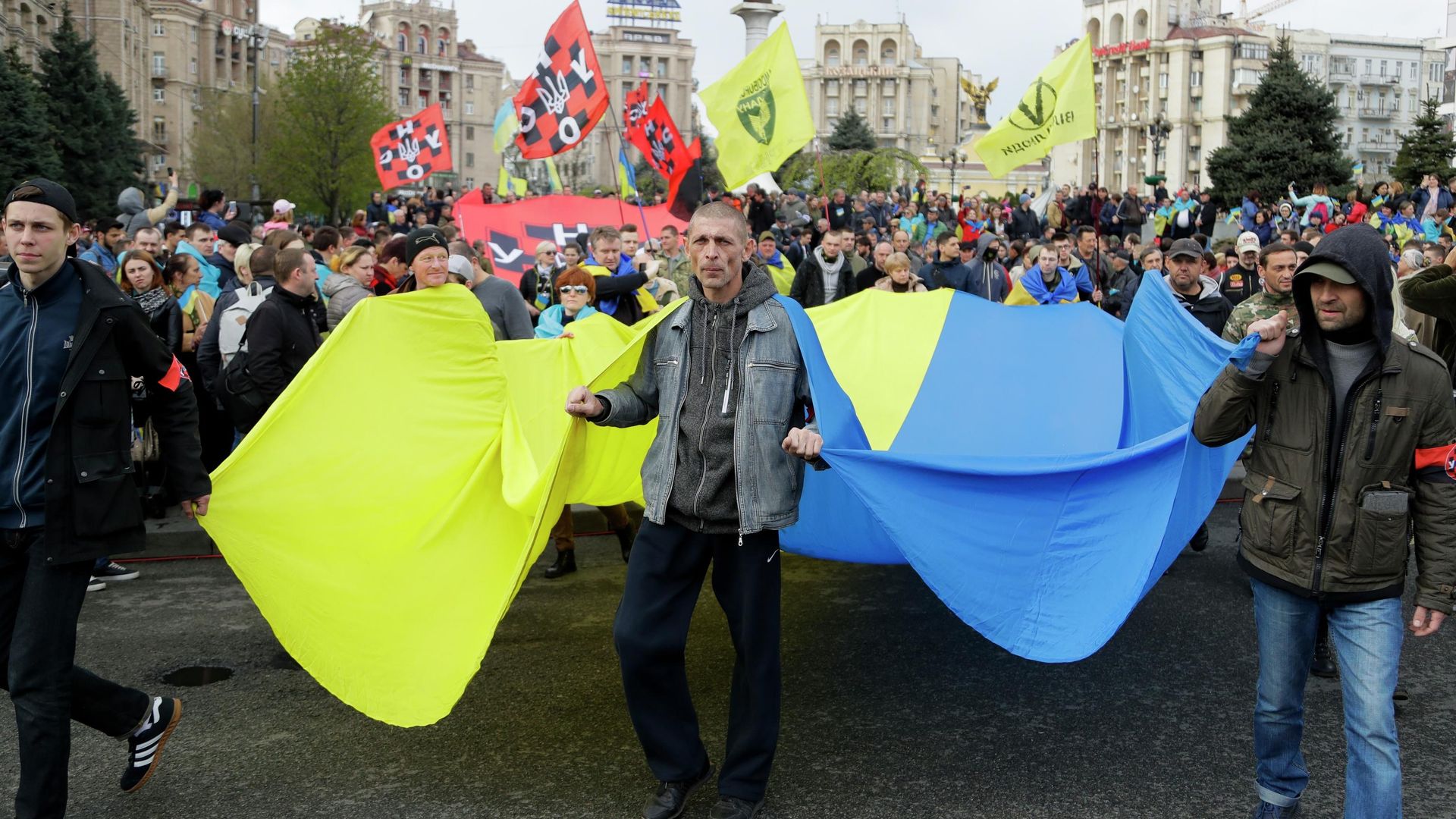 Сторонники президента Украины Петра Порошенко в Киеве. 19 апреля 2019 Сторонники президента Украины Петра Порошенко в Киеве. 19 апреля 2019 - РИА Новости, 1920, 10.08.2020
