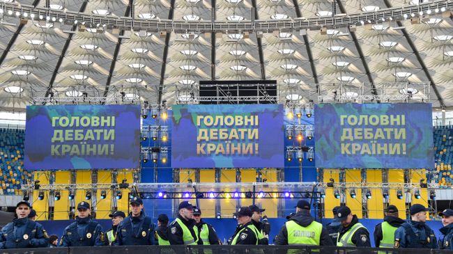 Сотрудники полиции на стадионе Олимпийский в Киеве. 19 апреля 2019 Сотрудники полиции на стадионе Олимпийский в Киеве. 19 апреля 2019
