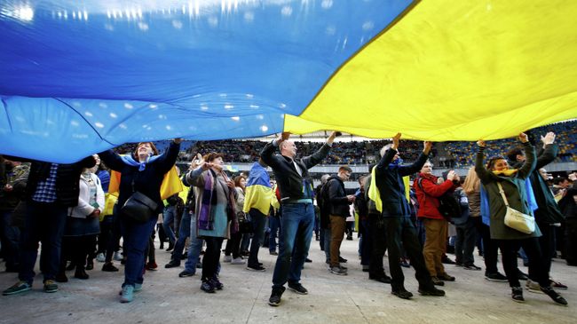 Зрители на стадионе Олимпийский в Киеве, где пройдут предвыборные дебаты кандидатов в президенты Украины Петра Порошенко и Владимира Зеленского. 19 апреля 2019 Зрители на стадионе Олимпийский в Киеве, где пройдут предвыборные дебаты кандидатов в президенты Украины Петра Порошенко и Владимира Зеленского. 19 апреля 2019