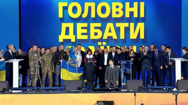Кандидаты в президенты Украины Петр Порошенко и Владимир Зеленский во время дебатов на стадионе Олимпийский в Киеве Кандидаты в президенты Украины Петр Порошенко и Владимир Зеленский во время дебатов на стадионе Олимпийский в Киеве